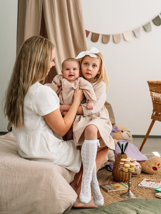 Asukuva_harso_mekko_rusettipanta_junior_pussilakanat_vuodekatos_harsohaalari_naisten_harsomekko_viiri_pitsipolvisukatrusetilla_makuualusta