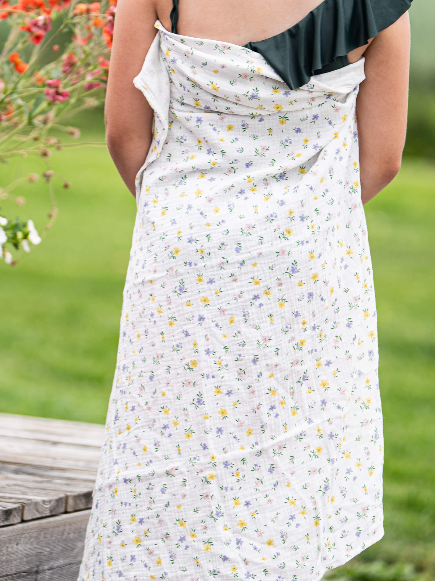 Retkipyyhe Pastel flowers, kevyt pyyhe treeneihin, reissuun ja uimahalliin.