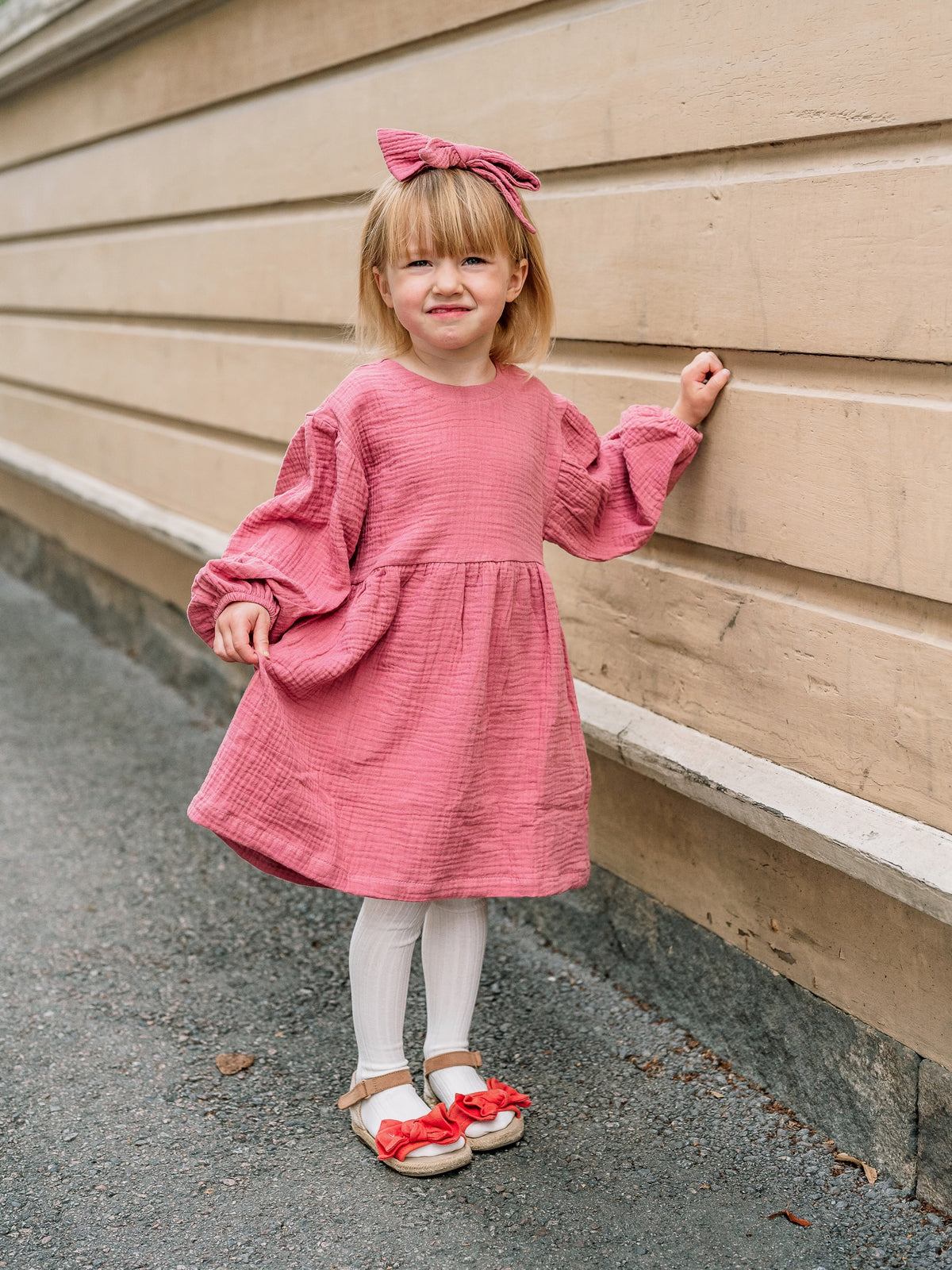 White Cóndor ribbed tights worn by a child with a pink dress