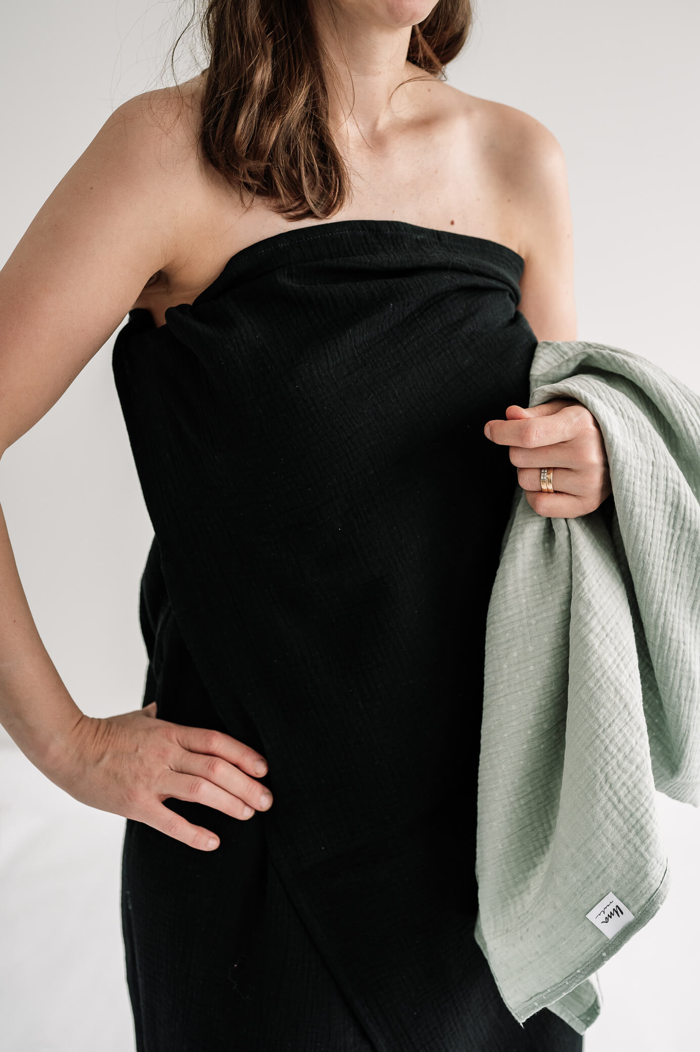 Retkipyyhe Black, kevyt pyyhe treeneihin, reissuun ja uimahalliin.