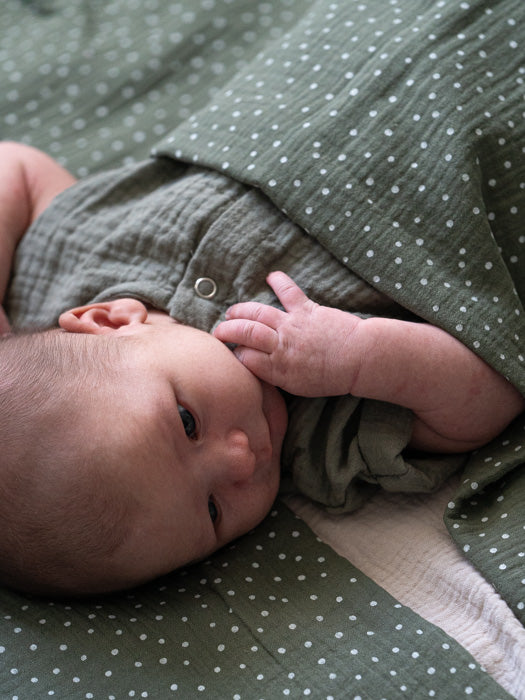 Tuotekuva__vauvanpussilakanat_dots_olive