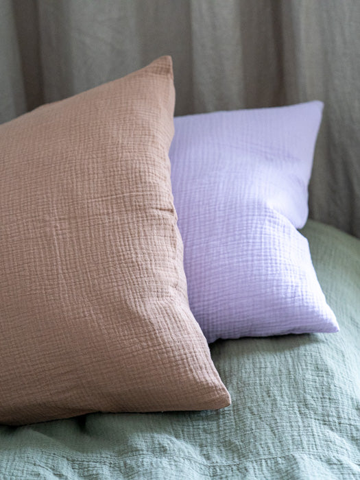 Tuotekuva_aikuisten_tyynyliina_light_lavender_cacao_2