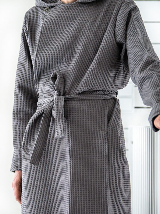 Tuotekuva_miesten_vohveli-kylpytakki_dark_grey_2