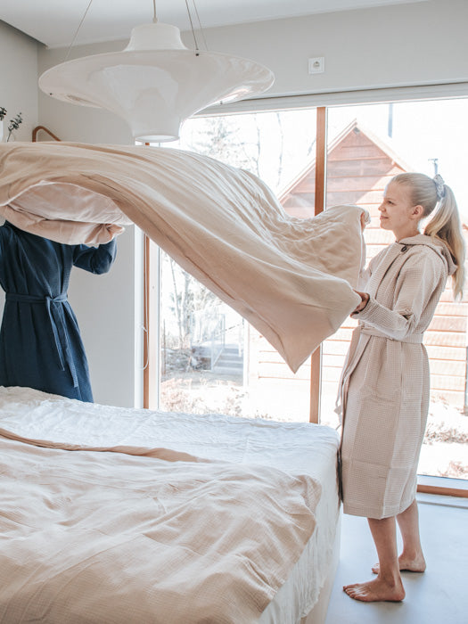 asukuva_aikuistenpussilakanat_miesten_naistenvohvelikylpytakki_3