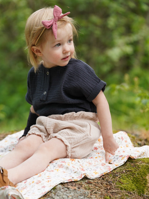 asukuva_harso-paita_shortsit__rusettipanta_syli-harsoviltti