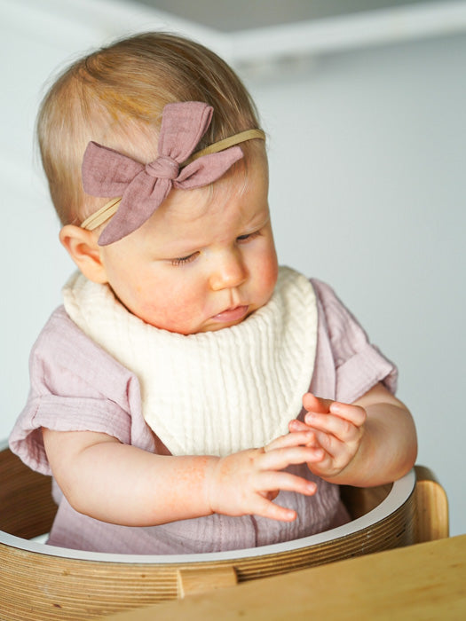 asukuva_harsohaalari_lyhythihainen_rusettipanta_kaulalappu