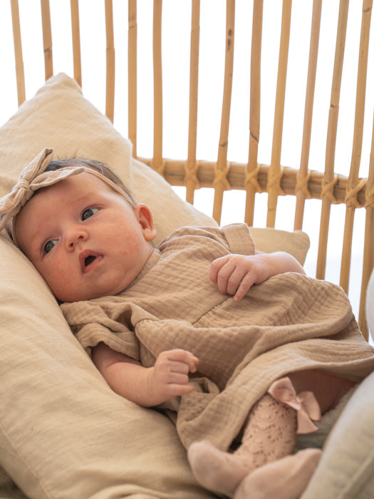 asukuva_harsomekko_lyhythihainen_rusettipanta_pitsipolvisukatrusetilla