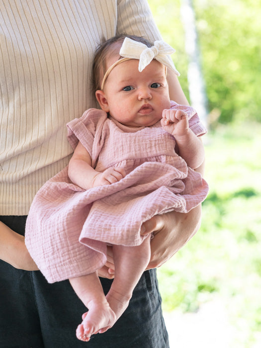 asukuva_harsomekko_lyhythihainen_rusettipanta_sukkahousut