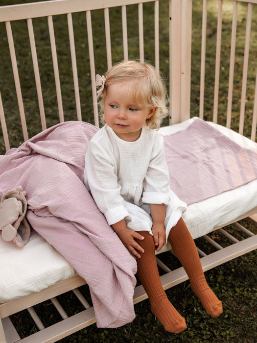 asukuva_harsomekko_pitkahihainen_ribbisukkahousut_vauvanpussilakanat_uninalle