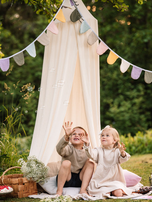 asukuva_harsopaita_shortsit_viiri_harsomekko_vuodekatos_rusettipanta_aikuistentyynyliina