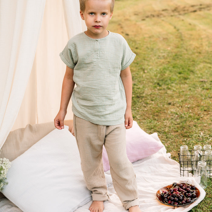 asukuva_harsopaita_shortsit_vuodekatos_aikuistentyynyliina