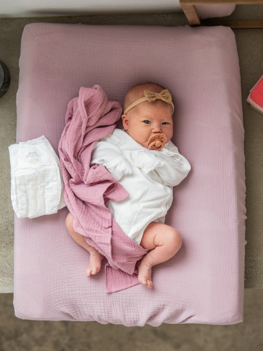 asukuva_hoitoalustanpaallinen_syliharsovilttti_rusettipanta