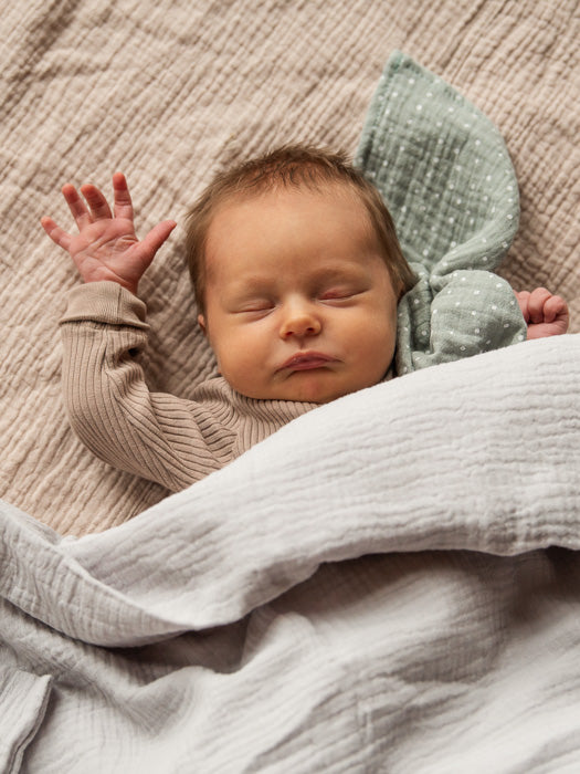 asukuva_vauvanpussilakanat_light_grey_Harso_dots