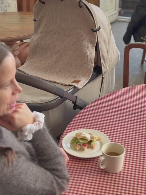 Barnvagnsgardin i muslin med logo, ljusbeige