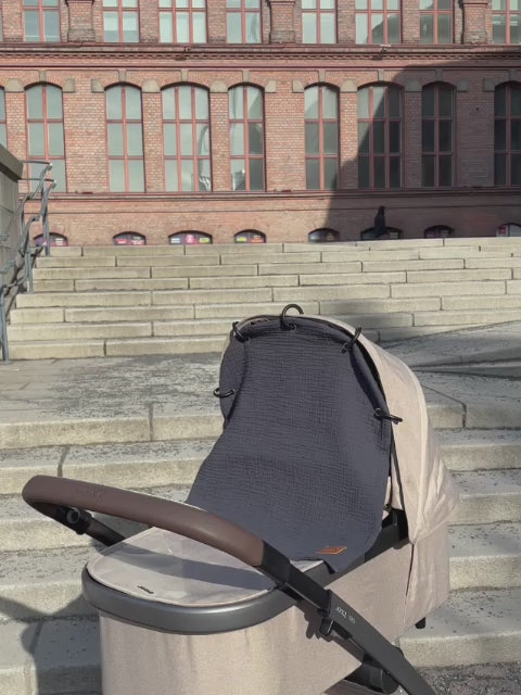 Barnvagnsgardin med logo i muslin, mörkgrå