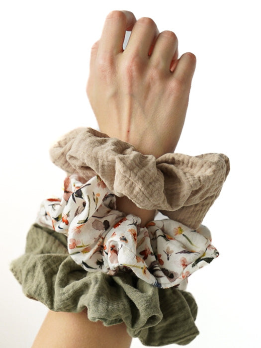 tuotekuva_donitsiponnari_natural_beige_flowers_white_olive