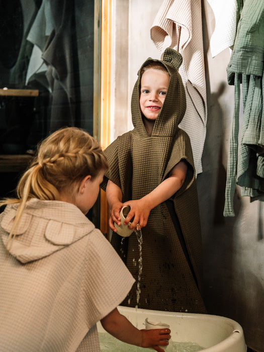 tuotekuva_kylpyponcho_nalle_dark_green_light_beige