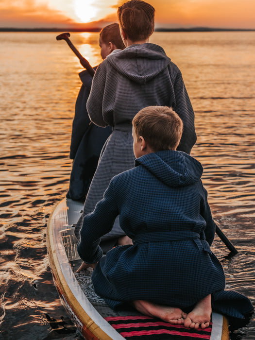 tuotekuva_lastenvohvelikylpytakki_grey_blueberry