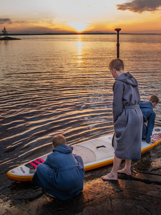 tuotekuva_lastenvohvelikylpytakki_grey_blueberry_2