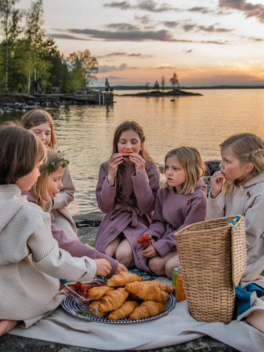 tuotekuva_lastenvohvelikylpytakki_lightbeige_oldmauve_2_8cd51263-c405-499d-a524-59b3a4ae97e6