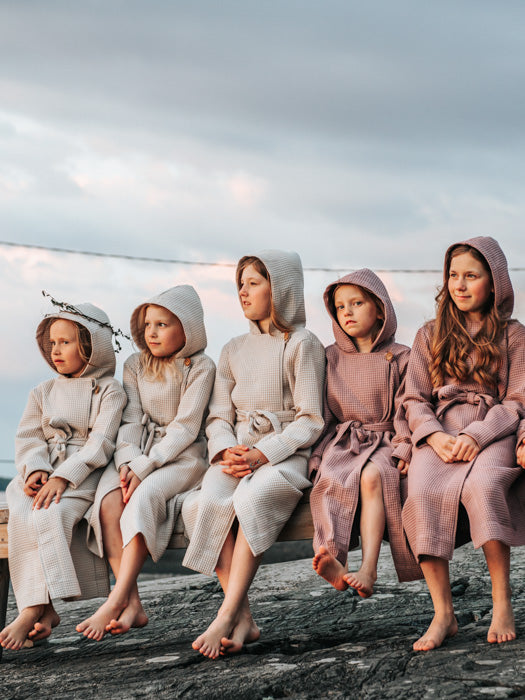 tuotekuva_lastenvohvelikylpytakki_lightbeige_oldmauve_3