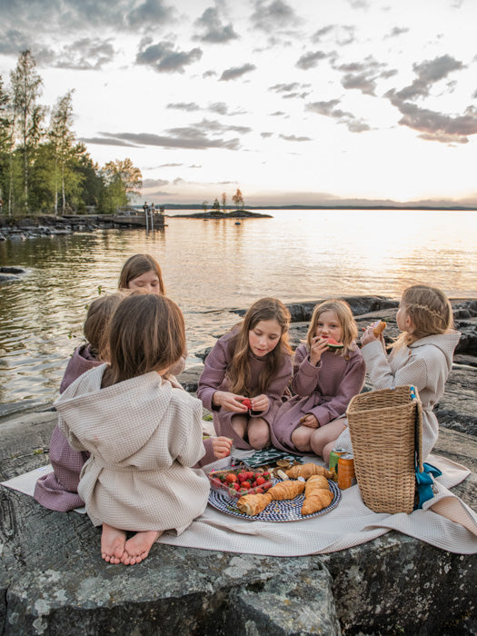 tuotekuva_lastenvohvelikylpytakki_lightbeige_oldmauve_3_7f5c721b-f7d6-4567-9095-cb2e499639c6