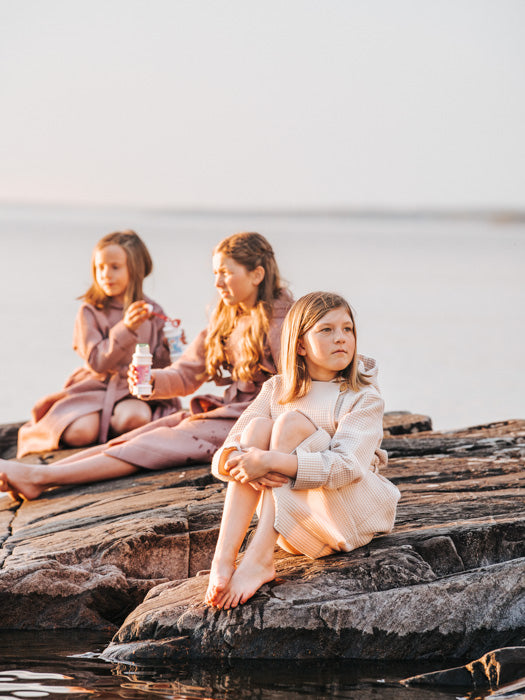 tuotekuva_lastenvohvelikylpytakki_lightbeige_oldmauve_4