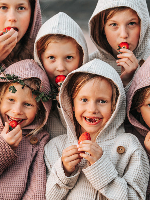 tuotekuva_lastenvohvelikylpytakki_lightbeige_oldmauve_466e9be1-a4b8-46d4-8ffe-23c787b821b2