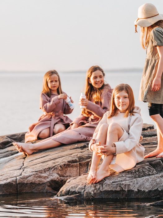 tuotekuva_lastenvohvelikylpytakki_lightbeige_oldmauve_5