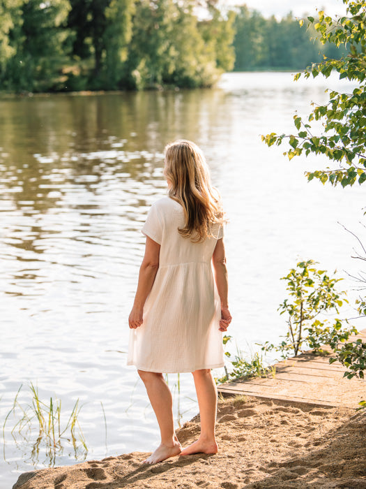 tuotekuva_naistenharsomekko_white_2_3cadea0b-2ecc-4d5c-9cdc-a5cf869c3e1e