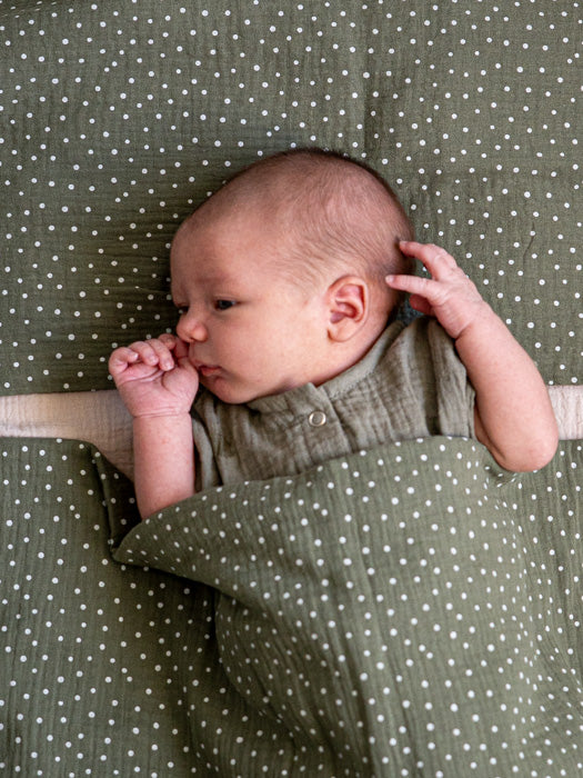 tuotekuva_vauvanpussilakanat_dots_olive