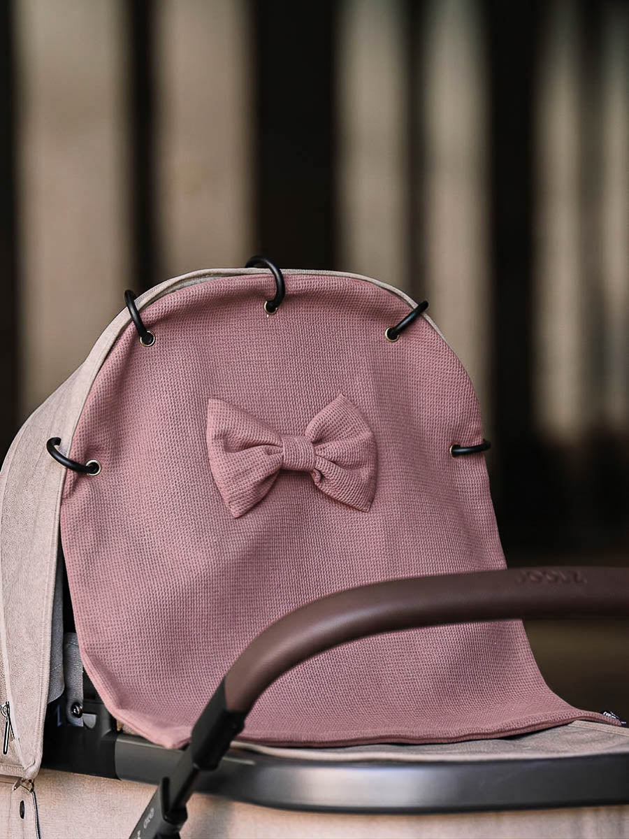 Vohveli-vaunuverho rusetilla sävyssä Old mauve kiinnitettynä vaunuihin