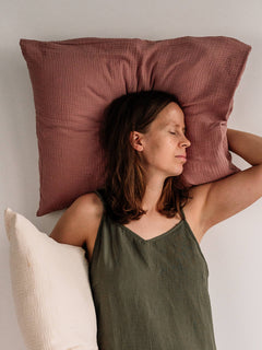 Aikuisten_tyynyliina_old_blush-2.jpg [Tyynyliina Old blush ja Ivory]