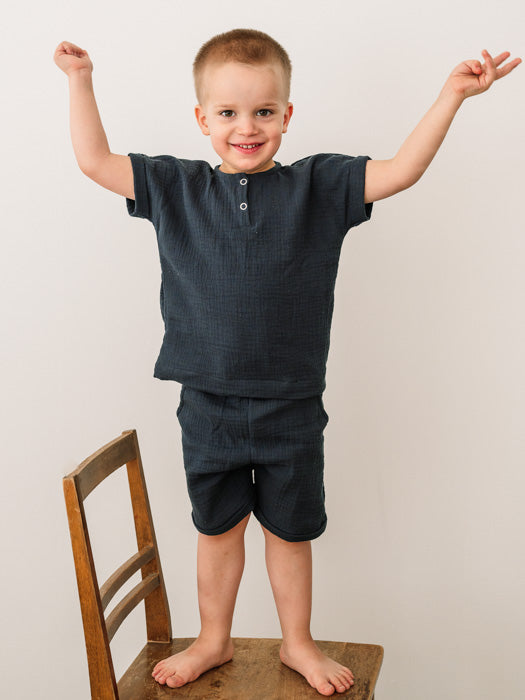 Asukuva_Harso-paita_lyhythihainen_Shortsit_dark_grey [98/104 - lapsi 3,5v]