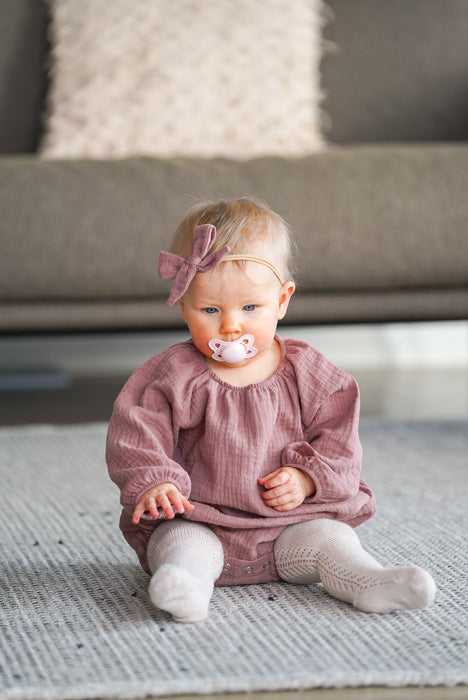 Asukuva_romper_ribbisukkahousut_rusettipanta