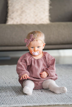 Asukuva_romper_ribbisukkahousut_rusettipanta