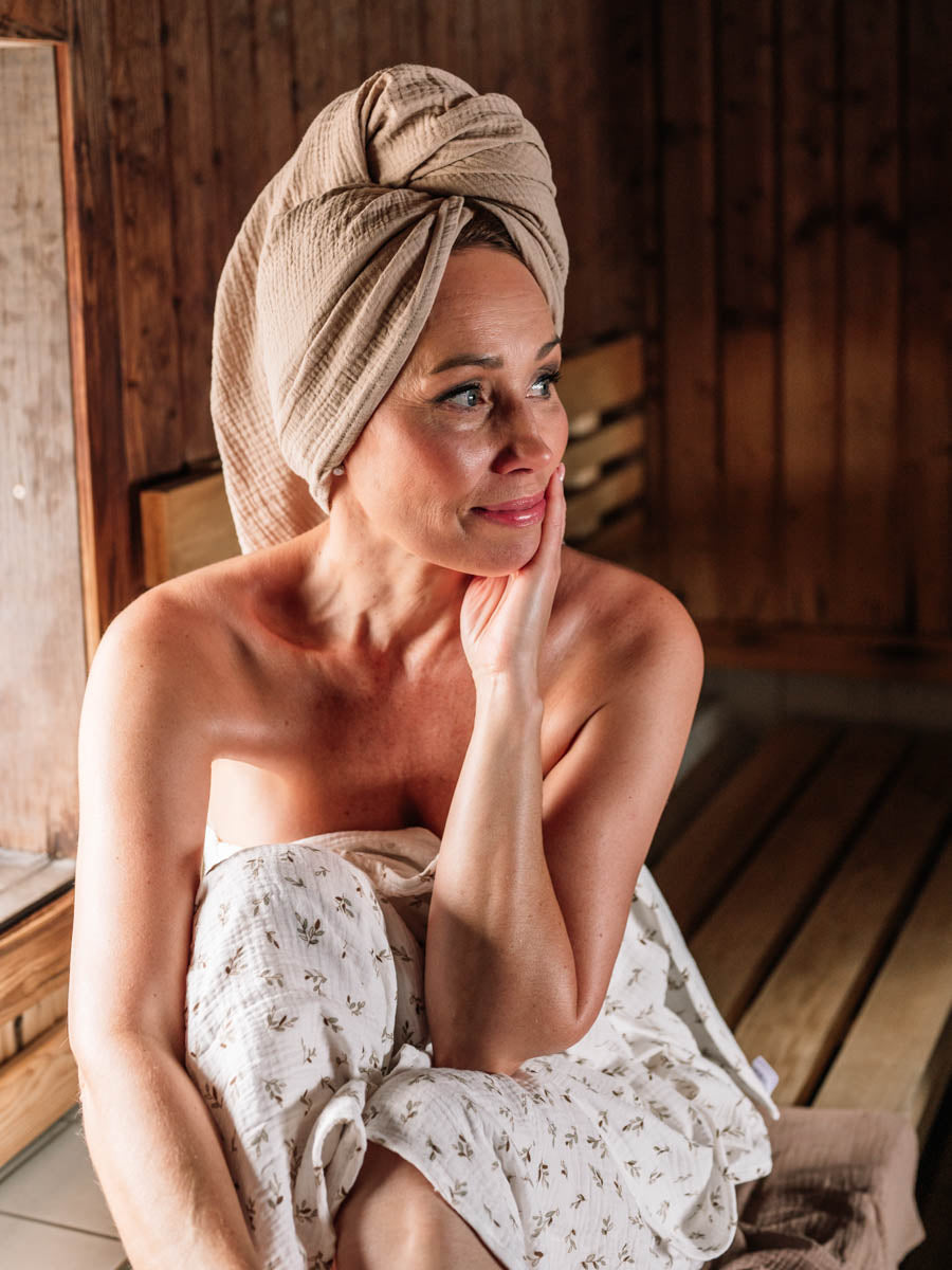 Iso_retkipyyhe_brownleaves_naturalbeige.jpg [brown leaves, natural beige]