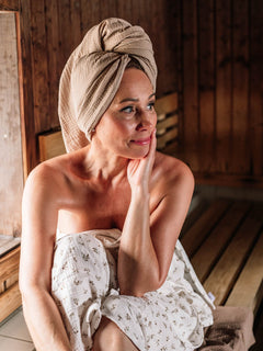 Iso_retkipyyhe_brownleaves_naturalbeige.jpg [brown leaves, natural beige]