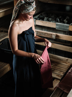 Iso Retkipyyhe Dark grey, kevyt ja suurikokoinen pyyhe aikuiselle, rantapyyhkeeksi tai picnic-alustaksi.