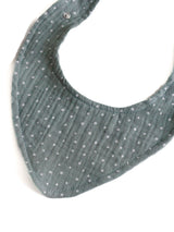 Kaulalappu, useita värejä