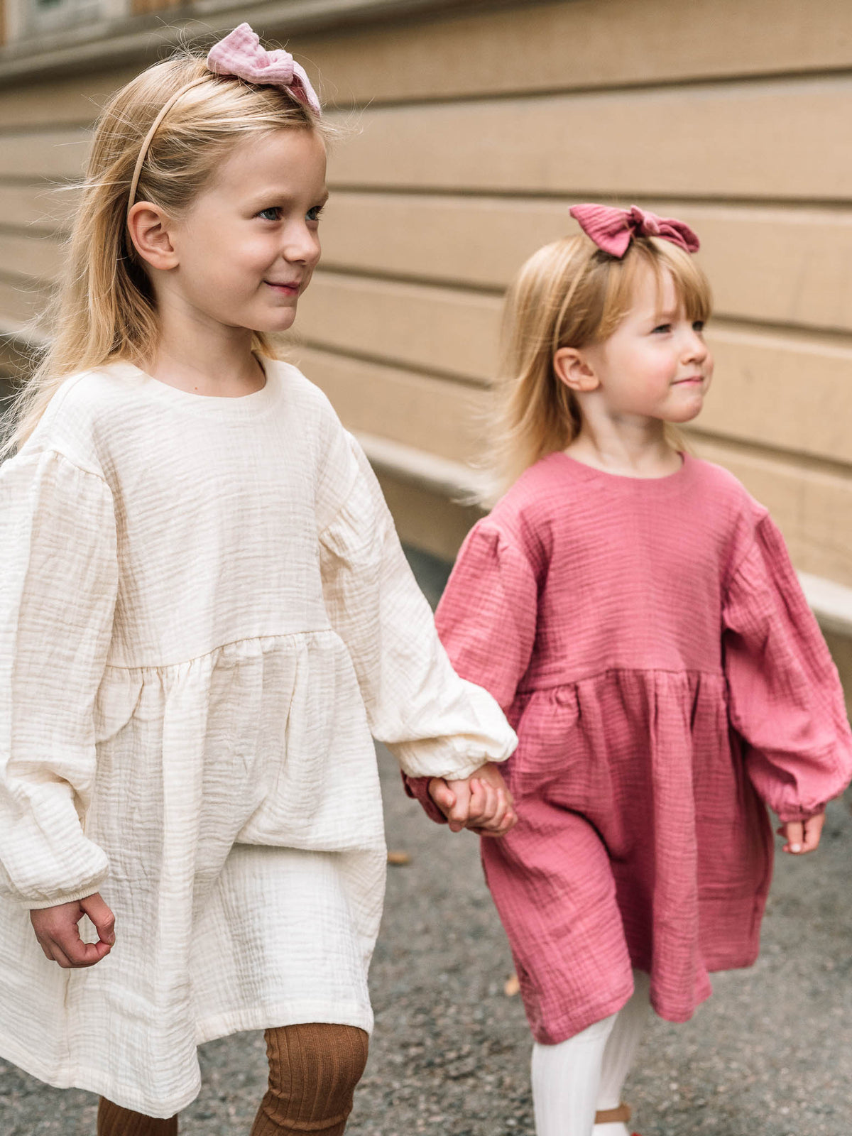 Aava mini -mekko värissä Mauve lapsen yllä, kävelemässä käsi kädessä