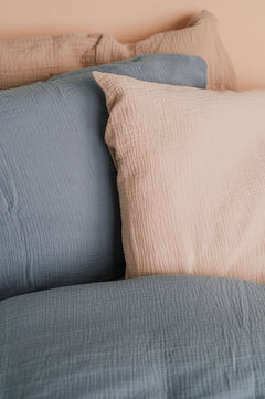 Pussilakana_cloud_blue_tyynyliina_light_beige.jpg [Tyynyliina Cloud blue, Light beige ja takana Natural beige]