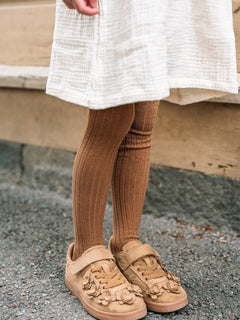 Cóndor ribbed tights in Tobacco worn by a child