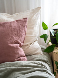 Tuotekuva_aikuisten_tyynyliina_Ivory_old_blush