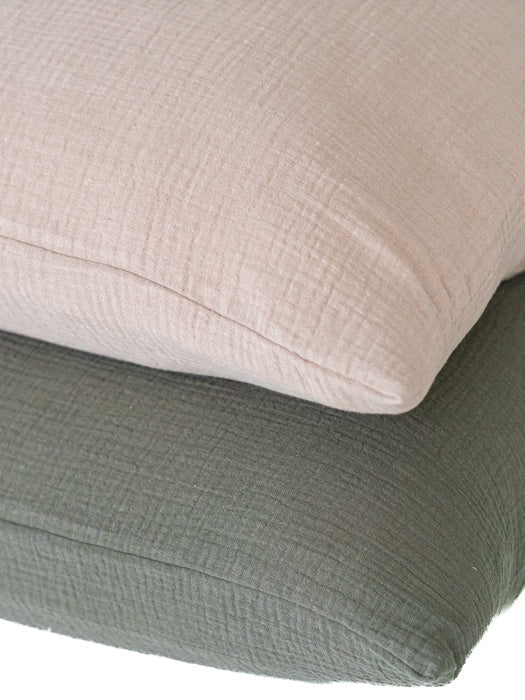 Tuotekuva_aikuisten_tyynyliina_light_beige_olive