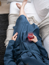 Tuotekuva_naisten_vohveli-kylpytakki_blueberry_3