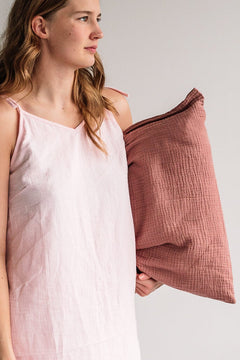 Y_mekko_light_rose_tyynyliina_Old_blush.jpg [Tyynyliina Old blush, Yömekko Light rose]