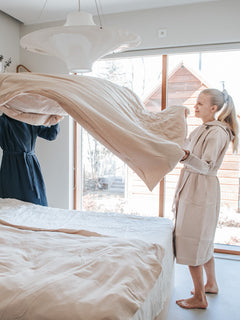 asukuva_aikuistenpussilakanat_miesten_naistenvohvelikylpytakki_3