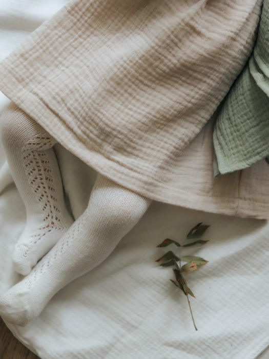 asukuva_harsomekko_pitkahihainen_Harso_sivupitsisukkahousut_syliharsoviltti [mekko beige, sukkahousut linen]