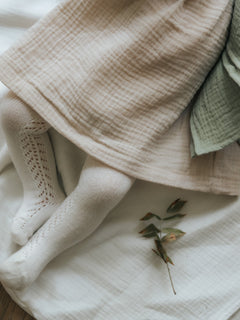 asukuva_harsomekko_pitkahihainen_Harso_sivupitsisukkahousut_syliharsoviltti [mekko beige, sukkahousut linen]